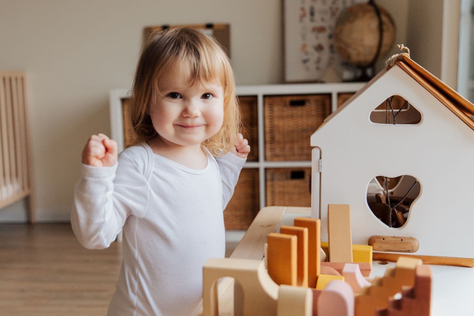 Kinder spielen mit Holzbausteinen in einer ruhigen Umgebung